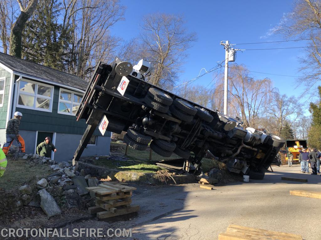 Rollover of a crane on Lakeside Drive, 12/05/18