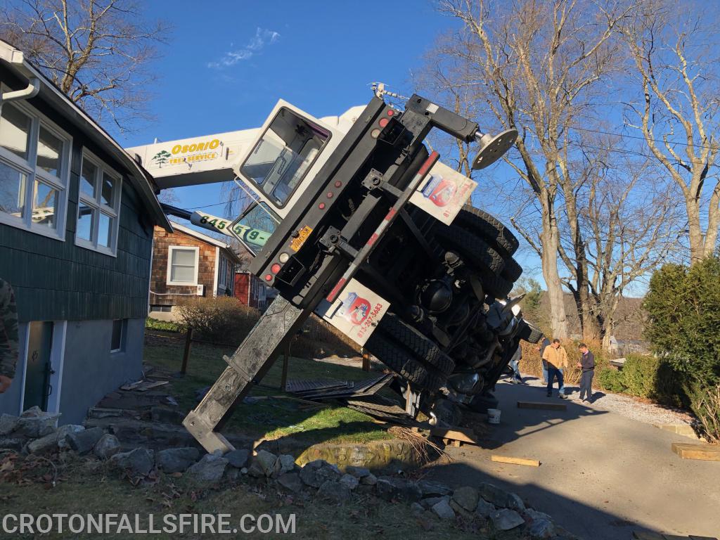 Rollover of a crane on Lakeside Drive, 12/05/18